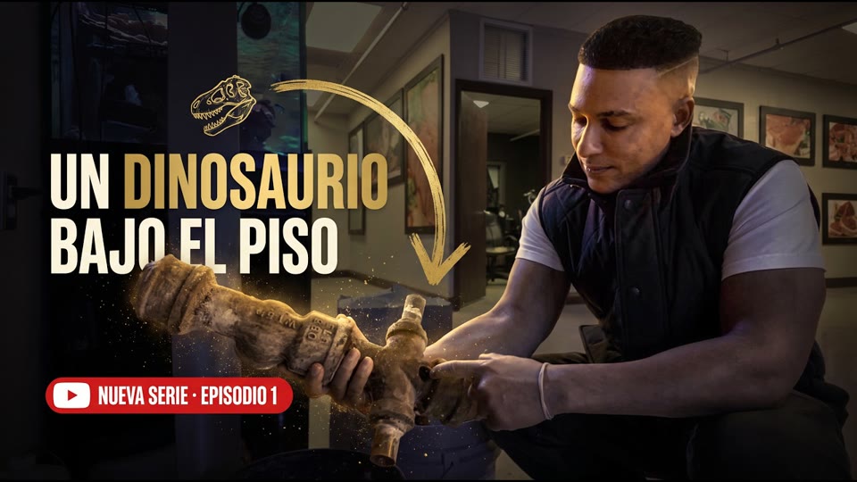 Miniatura del episodio «Un dinosaurio bajo el piso»: Rey Chávez junto al fósil